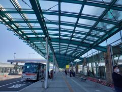 函館空港。バスで函館駅へ。
観光客が増えてきたので、バス1台には乗り切れず次のバスへと案内されてました。