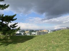 根崎公園にやってきました。
海沿いですが、野球場もあります。
小高い丘になっています。