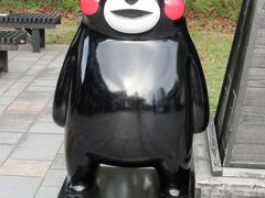 ホテルから歩いて15分ほどで熊本城の入り口付近に到着。出店が並ぶ通りの入口には日本一有名といっても過言ではない熊がお出迎えしていました。