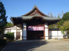 勧修寺（庫裡）（９００年、醍醐天皇の生母を弔う為に創建。真言宗山階派で氷室池を中心とした池泉舟遊式庭園があり、建物は江戸時代の再興時に宮中より下賜された。）