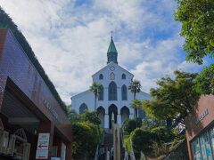 グラバー通りをまっすぐ進んでいくと大浦天主堂が見えてきました。

長崎はキリスト教布教の拠点として非常に栄えたのですが、16世紀後半から19世紀にかけて非常に長い間続いたキリシタンへの迫害の舞台でもあります。

その長い迫害を耐え忍んだ隠れキリシタンたちは、大浦天主堂の完成後プティジャン神父に自分たちはまだキリスト教を信仰していると告白しました。
これらの出来事は「信徒発見」と呼ばれる奇跡のような歴史的大事件であり、世界中のキリスト教信者に衝撃を与えました。

そのためここは信徒発見の舞台として、その歴史を語り継ぐ世界遺産として非常に価値のある場所となっています。

ちなみに「天主」という字は神様という意味の中国語だそうです。和華蘭文化が進んだ長崎ならではですね。