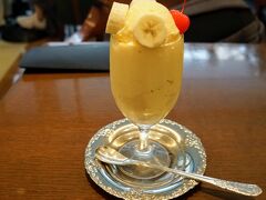 昨日ぶりの長崎駅です。

しかしまだ特急に乗る時刻ではないので、駅前のアミュプラザにある喫茶店で休憩します。

長崎のミルクセーキは他の県とは違い、飲み物ではなくかき氷のようなスイーツです。
観光本に載るほどの長崎の名物になっているらしいので、実は一度食べてみたいと思っていました。

ウミノさんにはオーソドックスなミルクセーキ以外にもいろんな味があったので今回はバナナセーキを頼んでみました。

こちらにはバナナが丸ごと一本入っているらしく、思った以上のサイズ感でしたが、口当たりの軽さとバナナの優しい甘みのおかげで意外とすんなり食べきってしまいました。
レトロ感のある見た目も良し、シンプルで昔懐かしい味わいも良しで大満足です。