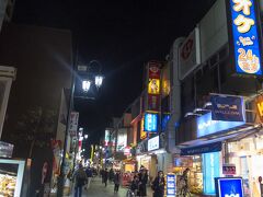 すっかり夜のムードのクレアモールを通って帰ります。