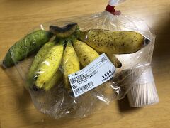 島バナナ。

爪楊枝と比較すると小ささが伝わりますでしょうか。

この日は熟していて4本で300円+税のものを購入。写真はお土産で買って帰ったものです。