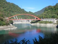 トロッコ列車から見る宇奈月ダムと湖面橋です。