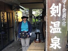 欅平駅から祖母谷温泉に向かう中間地点にある名剣温泉。すぐ横に休憩ができるベンチがあるので弁当を広げるのもよい。