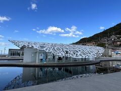 男木交流館。「男木島の魂」屋根が現代アート！この写真ではわかりませんが、屋根には８つの言語の言葉が不規則に並んでいます。