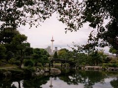 そこから東側に10分弱歩いて渉成園へ来ました。
渉成園は東本願寺の飛び地境内地です。

池越しに京都タワーが見えました。
