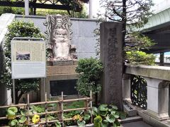 「日本橋魚市場発祥の地 石碑」11:25通過。
江戸橋を渡り 右手側歩道沿い。
