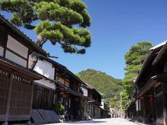 10月2日は、JRで移動し、10時頃から近江八幡を巡りました。
これは新町通りで昔の商家が両側に並んでいます。
向こうに見えるのは八幡山です。