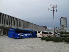 久しぶりに、原爆資料館へ行ってみました。

なんと、観光バスの行列。