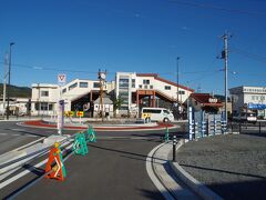 寄居駅　ここからスタート。駅前の工事が完成間近のようでした。