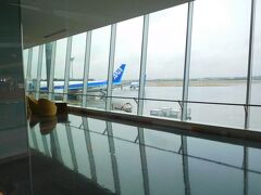 レンタカー会社へ移動
オリックスレンタカー空港店で場所違いを指摘され
伊丹空港モノレール駅への移動を支持されました
レンタカー会社のパーキングエリアで待ちます！