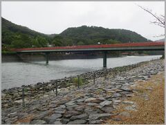 宇治川の中の島となる宇治公園を通って赤い朝霧橋を渡り、