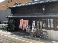 長良橋通りから入り込んだ靱屋町は味わいのある街並みでした。
その中で面白そうな建物発見。
中に入るとテーマパークのよう。
焼ドーナツの栗とくるみを購入しました。