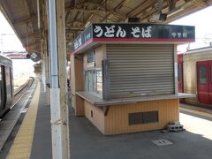 　３０分余りで長崎本線への乗換駅鳥栖で下車。この駅に下りるのは４０年ぶりくらいだろうか。すっかり見なくなったホームの立ち食いそばがまだ残っていたのにちょっと感激。