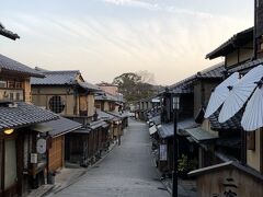 二年坂に来ましたが、人はほとんどいませんでした。
空は完全に夜明けだけど、日の出はまだ。
京都は盆地だからでしょうか。