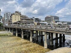 天気がよく、三条大橋と鴨川もきれいですね。緊急事態宣言が終わったこともあり、賑やかさが戻ってきた気がします。

タクシーを呼び止めてまずは和菓子屋さんの平安殿本店へ向かいます。