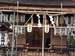 お腹いっぱいになってぶらぶらしていると、瀧尾神社と言う神社を見つけました。

江戸時代、大丸の下村家が崇敬した神社とのことで、奉納されている提灯にも大丸の名がありました。

