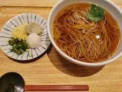 和歌山市駅に着きました
初めて来ました

フラペチーノ2杯飲んだし、温かい物食べた方が良いかなって思って
温かいお蕎麦をいただきました
2時ごろの遅めのお昼ご飯