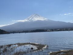 そのまま歩いて河口湖畔へ、お昼近くになって富士山に雲がかかってきました。