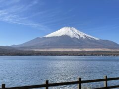 少し混んでいたので2時間ほどかかり山中湖に到着。ドーンと富士山が。今日は天気が良くて最高ですね！