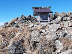 頂上手前にある祠です