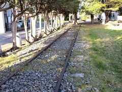 一方、少し寒川駅寄りに戻ると、一部 古い線路が残っております。1984年まで現存した、相模線・西寒川支線の廃線跡です。。