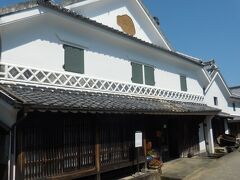 　その隣は山口醤油醸造場。山口家は江戸時代は鹿島藩の武士で、なまこ壁が特徴的な建物は１９世紀中頃の建築です。