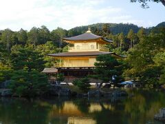 世界遺産「鹿苑寺(金閣寺)」へ。
修学旅行以来の訪問です。