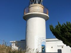 城ヶ島灯台は城ヶ島西端の長津呂崎にある灯台で、1870年(明治３年)に日本で５番目に点灯した西洋式灯台だそうです。
1923年の関東大震災によって倒壊し、現在のものは1927年に再建された２代目だそうです。

標高約30メートルの崖のようなところに建っていて、観光するのには、階段を登って行くので、灯台まで行く場合には、歩きやすい靴が良いと思います。
