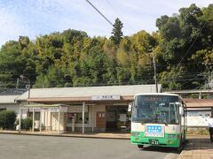 飛鳥駅で降りて、昨日と同じ駅前のレンタサイクル店で電動レンタサイクルでスタート。
飛鳥駅の隣の近鉄壺阪山駅。
高取城のある高取町の玄関となる駅です。
駅前には高取城への途中にある壺阪寺へのバスが待っていました。