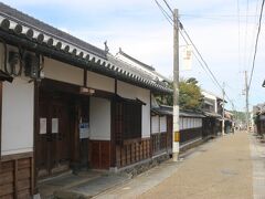 壺阪山駅から高取城へ向かう道は「土佐街道」と呼ばれ、旧城下町だったところです。
現在でも江戸時代からの古い街並みが残っています。
この石川医院の門も江戸時代からの門です。