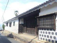 街の一番高いところにある植村家の門。
植村家は元藩主植村氏の子孫になります。
初代植村家存はその武勇と忠義により徳川家康から代々名前に家康から「家」を使うことを許されるほど信頼され、やがて孫の植村家政が高取藩２万５千石の城主となりました。

植村家のご子孫は現在もこの家に住んでいるそうで、長く町長だった植村家忠さん（昨年町長在職中逝去）は、地元町民からは「殿様」と呼ばれていたとか。
最近亡くなった田村正和さん主演の「古畑仁三郎」（第３シーズン）で、松村達雄さん（ゲスト・犯人役）演じる村長を村民が「殿様」と呼んでいる話がありましたが、そのモデルは植村家忠高取町長だったかも。