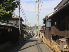 しばらく城跡を散策してから、山を降ります。
帰りは下り坂道なのでレンタサイクルで楽ちん。
一気に土佐街道の街並みへ着きました。