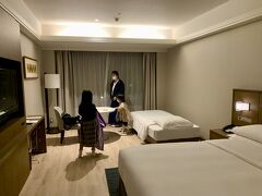 東京よりおよそ3時間で軽井沢マリオットホテルへ到着。
予約状況を見ると満室、SPGアメックスレベルの会員では、やはり部屋のアップグレードは提示されず、致し方ありません。