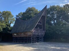 この建物は、リトルワールドオープン当時よくパンフレットに載ってました。まさに民族博物館である代表的な建物です。