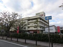 本日のお宿はここ･･････の予定の筈が、３日前に電話が入って
“宿泊日は中学生の団体（118名）が入っているので姉妹館の慶山へ行って
下さい” との事。　そんな事ってあるんだ。

「ホテル甲斐路」