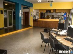 宿泊先はBooking.comで予約したHI HOSTEL ZAGREBというユースホテルを利用　ちょうどバスターミナルと街中心部の中間にあり徒歩で回れるという立地を買っての予約 トイレ・シャワー共同のツインルームにて1泊273.25Kn(約3,800円)×1泊