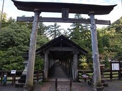 三嶋神社にやってきました。ここの見どころは神幸橋という屋根のついた神々しい立派な橋。