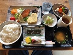 2日目の朝。青空も見え始めて天気は回復傾向のよう。そうなると一段と食欲も出るというものです。見た目にも美味しそうな朝ごはん。煮物の味付は出汁濃いめ・醤油薄目の西日本風。こういった違いを味あうのも楽しいものですね。シャキシャキした食感が印象的な漬物はいったい何だろうと思ったら、“りゅうきゅう”と呼ばれる高知特産の野菜を甘酢に漬けたもののようです。夏の味覚らしいので、ぎりぎり旬の終わりに間に合ったようです。
