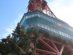 そんなわけで大通駅の地下街を歩いて階段を登ればテレビ塔の真下でした。地下街から出る階段の途中に自動ドアがあったのも札幌らしいなあと感じました。
１９５６年着工、５７年に完成した歴史あるタワーです。ちなみにテレビ塔と名乗っていますが現在ではラジオの電波のみだしているそうです。
設計者は内藤多仲なので東京タワーと兄弟とも言えます。