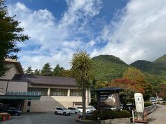 本日のお宿は河口湖の湖畔にある　秀峰閣湖月

駐車場も広くて便利です。