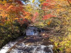 １０月２4日、例年であれば紅葉は名残り見納め時期ですが、今年はというと、遅れて今見頃を迎えています。
恵庭（えにわ）渓谷は、我が家から車で２０～３０分ほど。近場の紅葉の名所で、毎年見に出かけるローカルスポットです。


こちらは「ラルマナイの滝」。