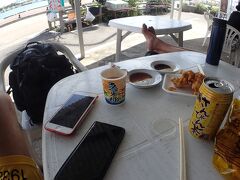 
石垣に来たら、いつも立ち寄るマルハ鮮魚店

マグロの天ぷらでまったり飲みます　時間はたっぷりありますからね

ちょうどお昼時、お天気もいいし最高な時間です

波が高いとか信じられません　あー早く運行決定しねーかなー

早くしねーとベロベロになっちゃうじゃねーかよー

ベロベロで波照間航路に乗るのはちょっとなーw


そーこーしてるうちに、無事３便の運航が決まりました