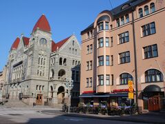 ヘルシンキ中央駅近くにあるホテル・アーサーを出たところには、こんな重厚な建物がズラリ。

写真左側の建物は国立劇場（Suomen Konsallisteatteri）。

石造りのお城のようなデザインですね。