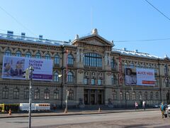 そして前々日に見学したアテネウム美術館の前を通って・・・。