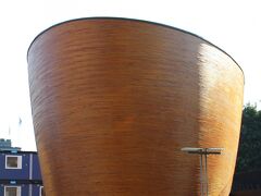 さて、その広場の一角には、こんな宇宙船とも何とも表現できない謎の物体が。

実はこちら、2012年にフィンランド人デザイナー、ミッコ・スマネン（Mikko Summanen）のデザインにより建設された、“カンピ礼拝堂”（Kampin Kappeli）。