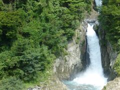 360℃自然の風景に、こんこんと流れる滝

これが褐色の濁流で何日もって・・・壮絶～
思わず滝を背に逃げ出したくなる