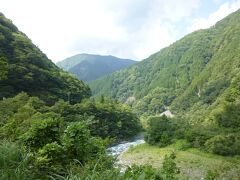 山間を流れる安倍川の本流に注ぎ込む

こういう景色を見ると、忘れてたけど日本って、緑が多いんだよな～っと
心に沁みいる。美しい景色、ってこれだね